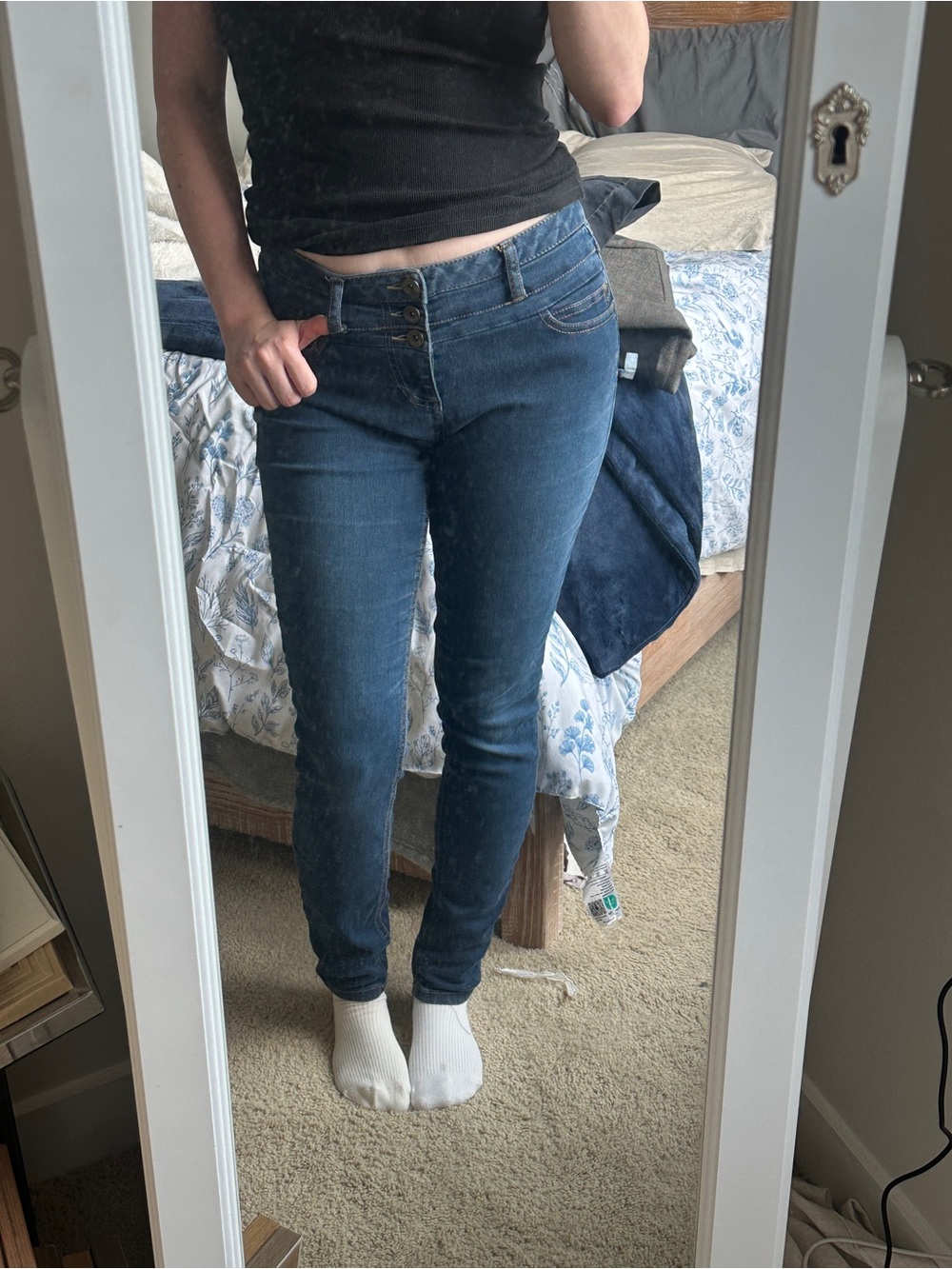 Super cute Y2K stretchy mid rise skinny jeans